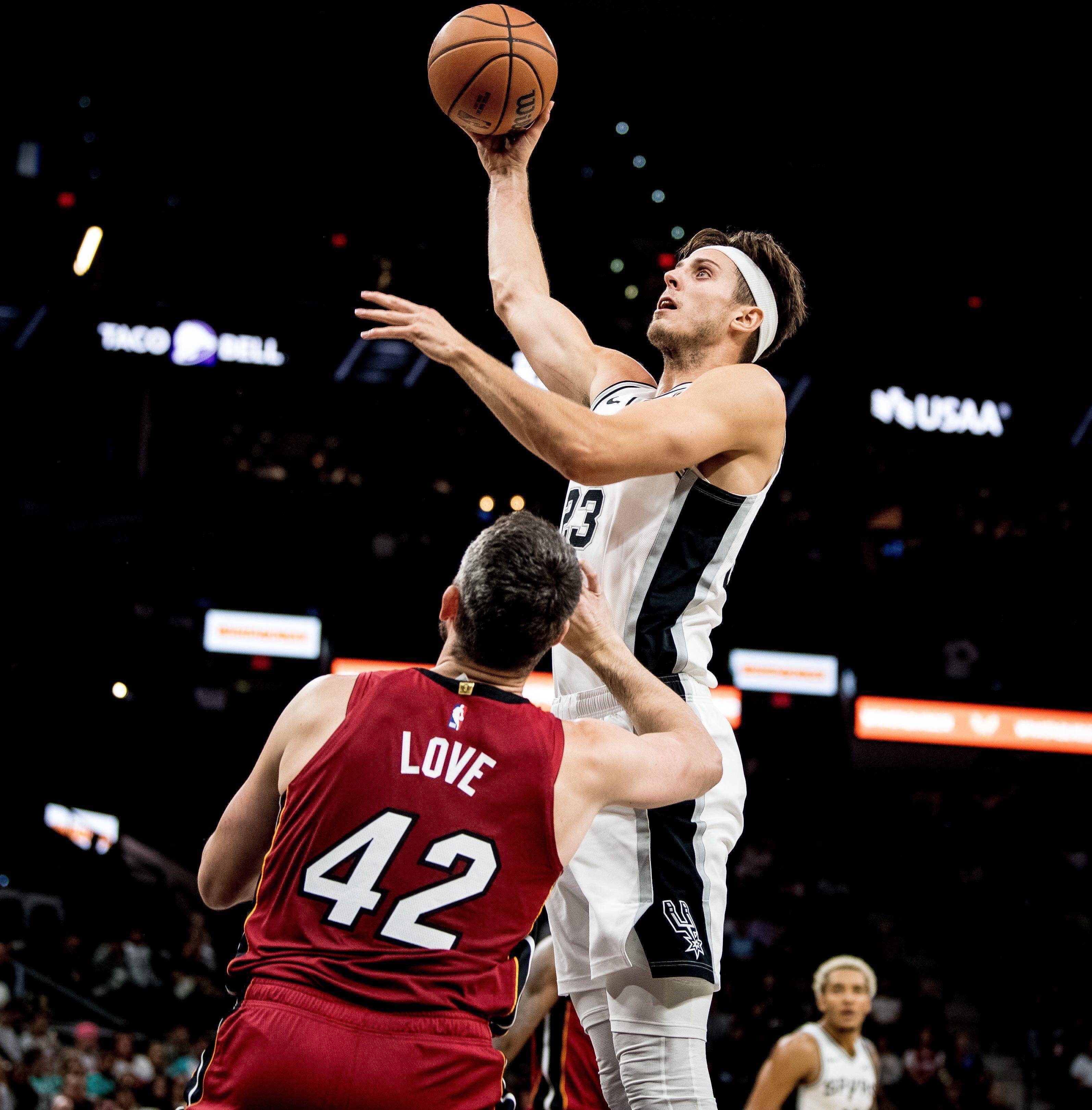 九游娱乐-包含马刺鏖战热火B队，艾顿统治全场的词条