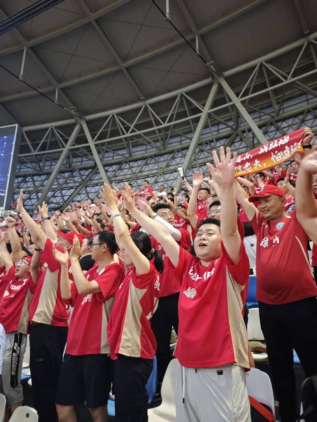 九游娱乐app下载-比赛现场气氛热烈，球迷声势浩大