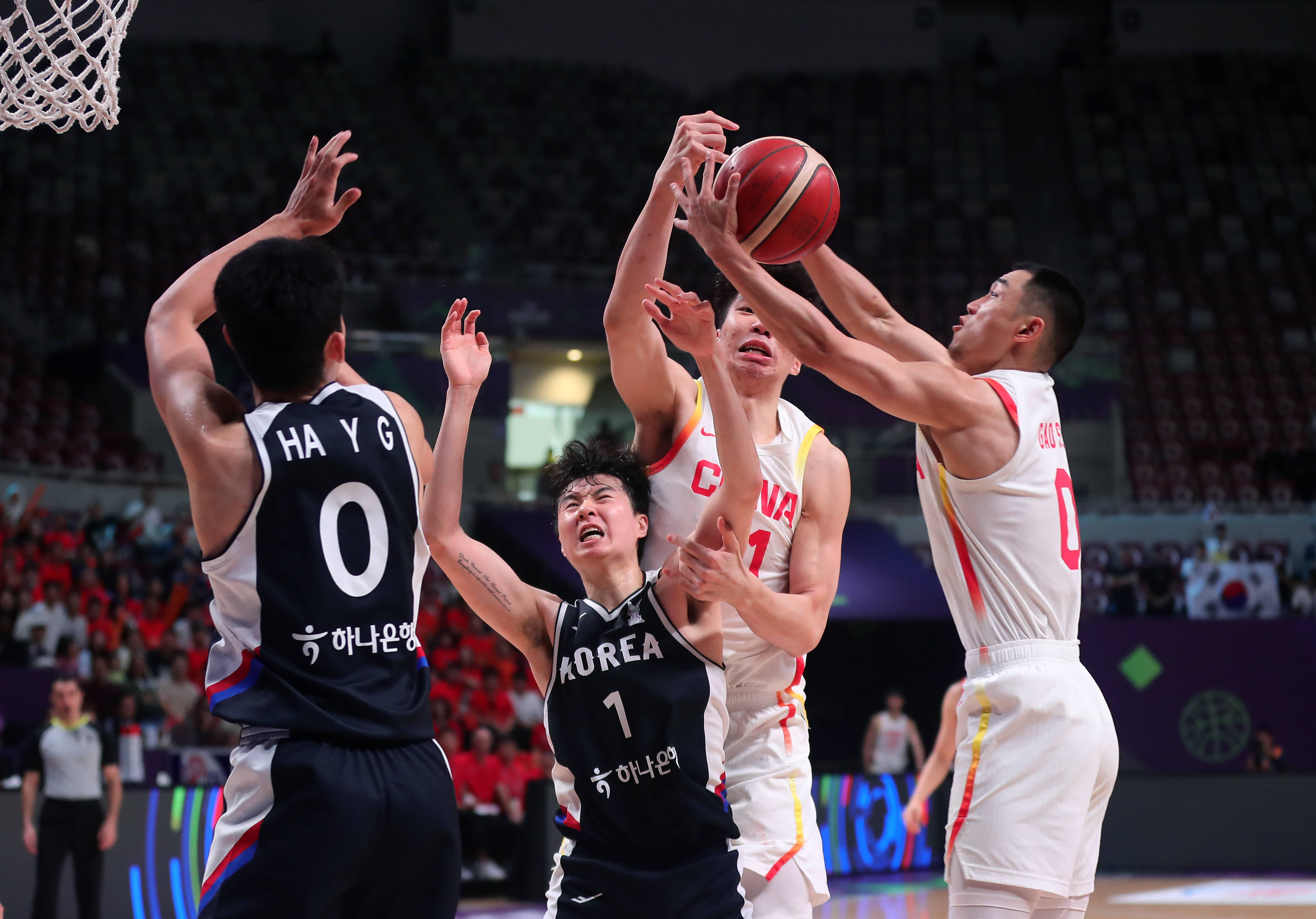 亚洲球队在国际篮球赛中取得胜利