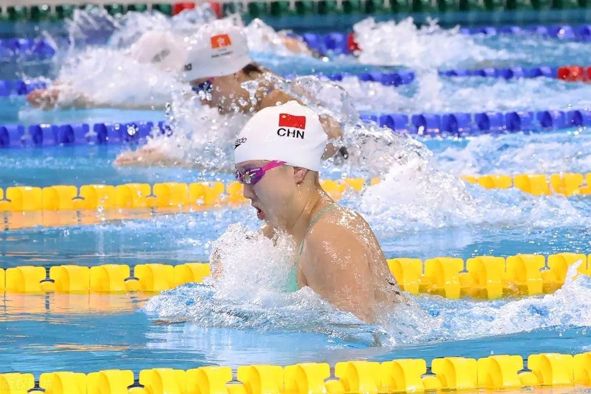 游泳运动员百折不挠，积极备战下一场比赛