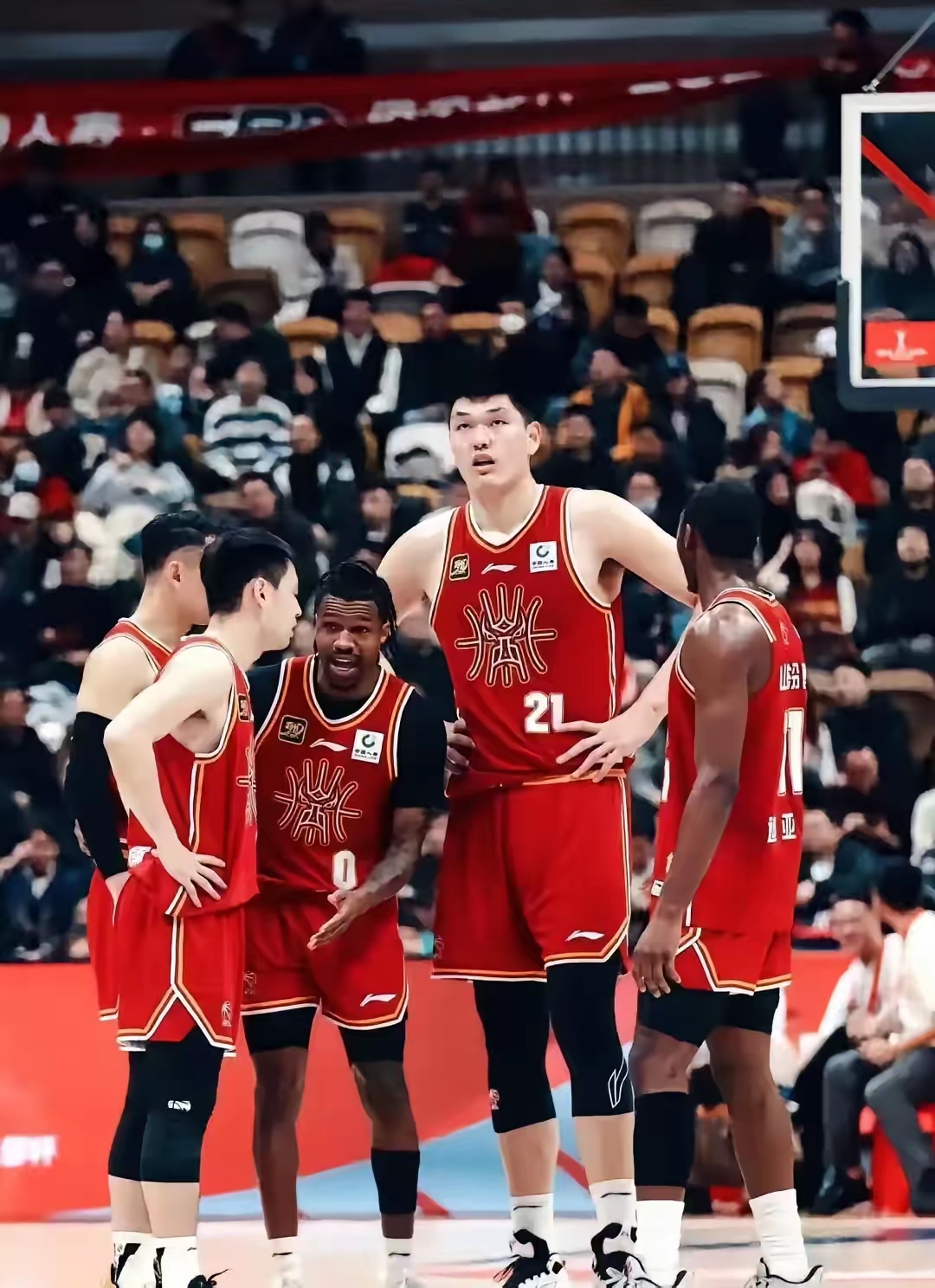 四川男篮在激烈对决中胜出，晋级