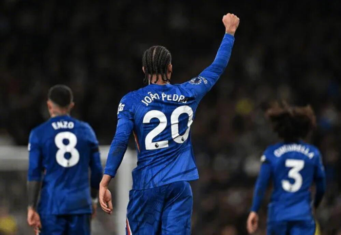 包含热刺客场不敌切尔西，遭遇各项赛事两连败的词条