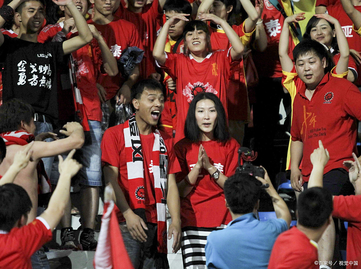 九游娱乐首页-多特蒙德球迷热情呐喊为球队打气