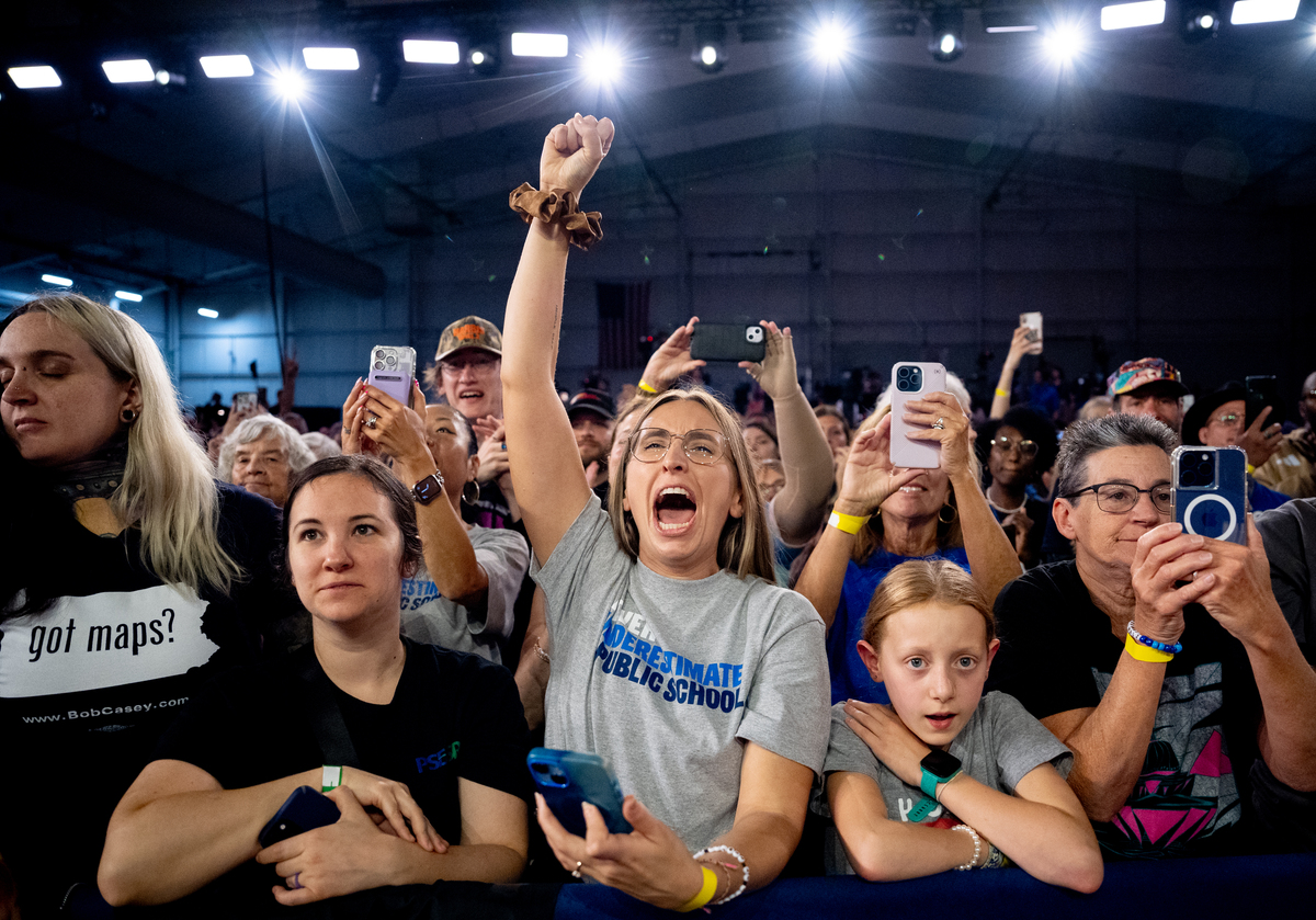 多特蒙德球迷热情呐喊为球队打气