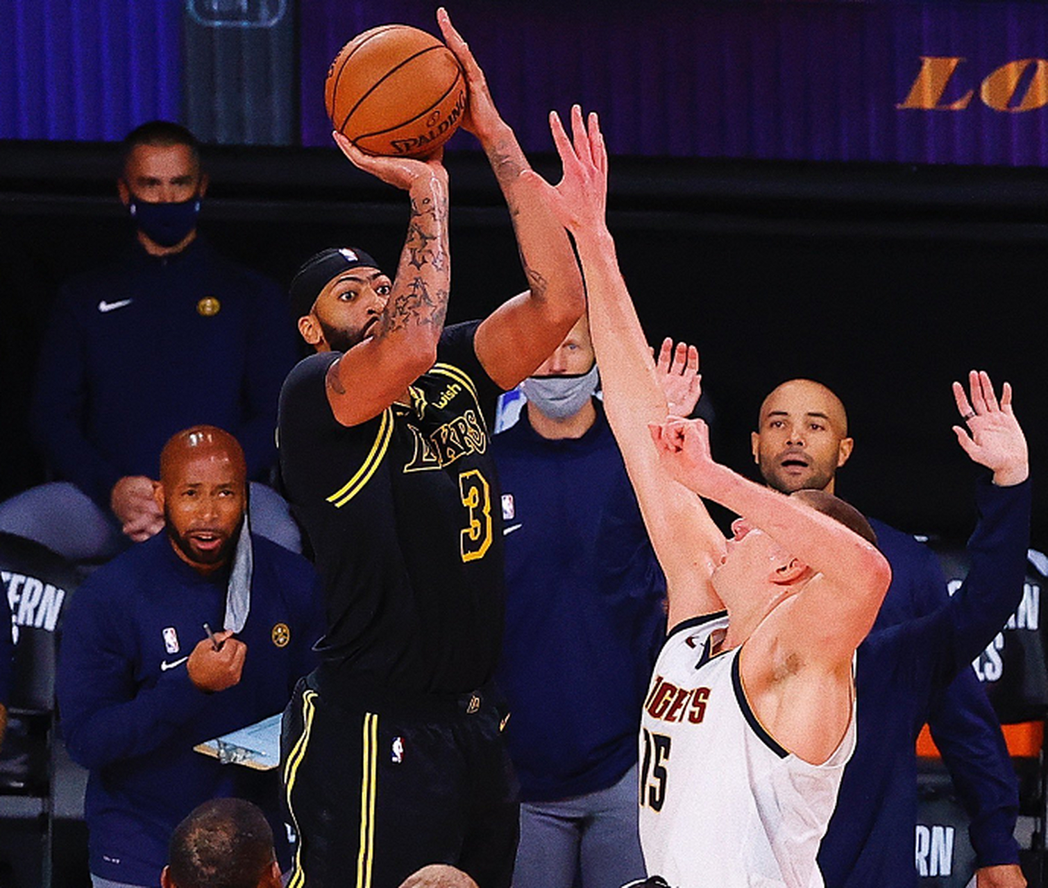 上海队横扫掘金,浓眉哥带队取胜 上海队横扫掘金,浓眉哥带队取胜