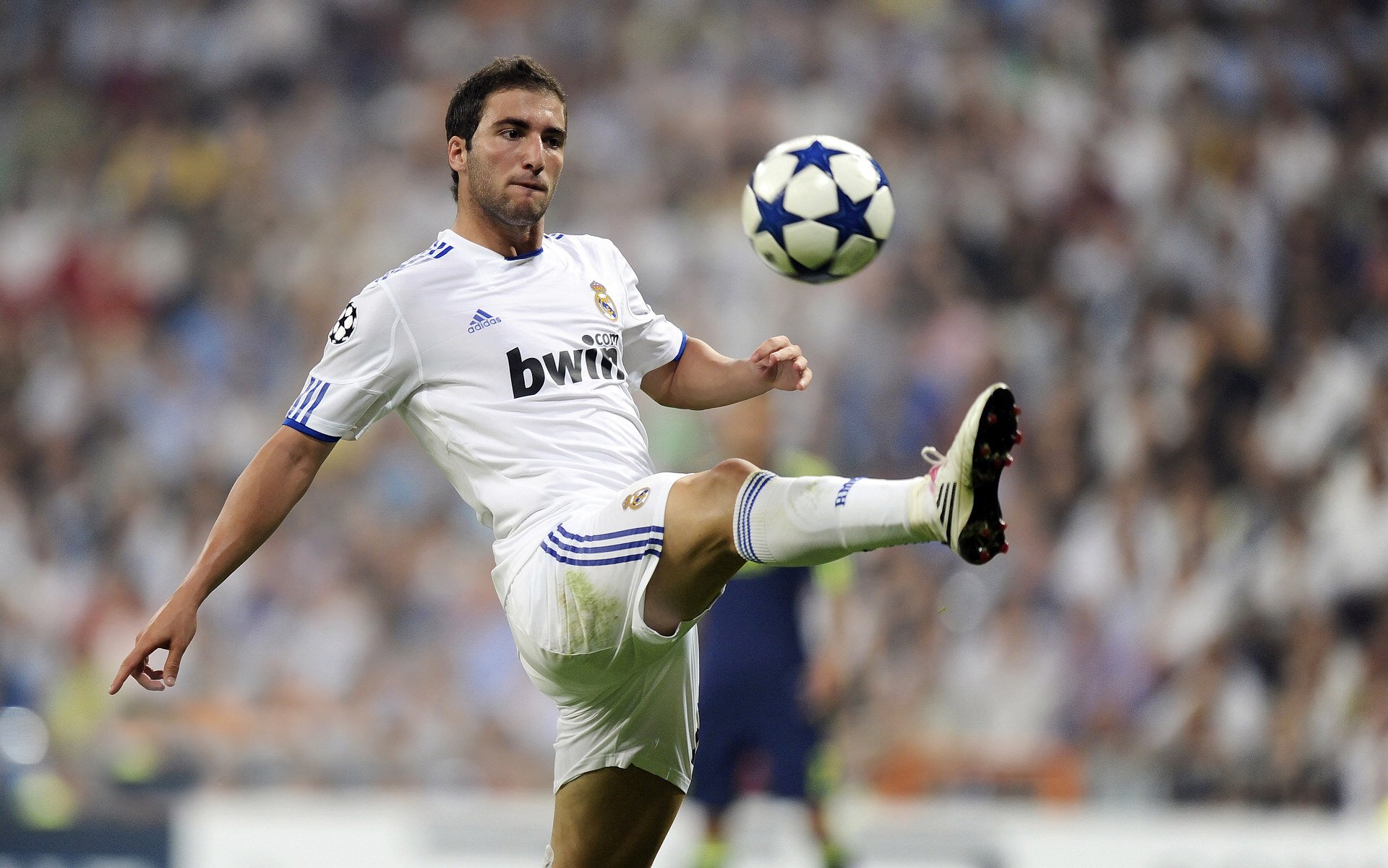 九游体育平台-从安菲尔德到世界舞台，萨拉赫用实力证明自己，丹麦与厄瓜多尔之战见证足球的纯粹魅力